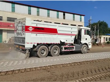 雄安工地撒布車攤鋪水泥施工中