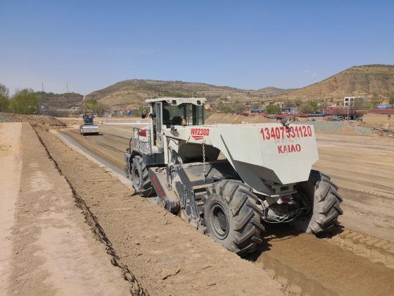 固原市高速公路服務區(qū)水泥土拌和