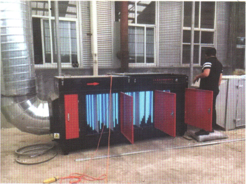 光氧废气净化器安装调试中