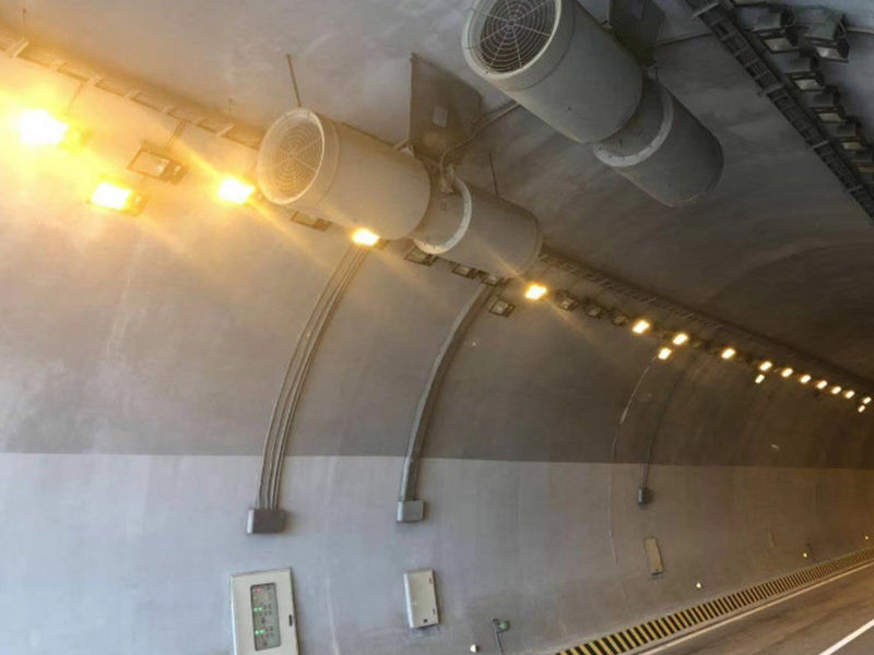 G6京藏高速内蒙古路段隧道灯.jpg G6京藏高速内蒙古路段隧道灯.jpg