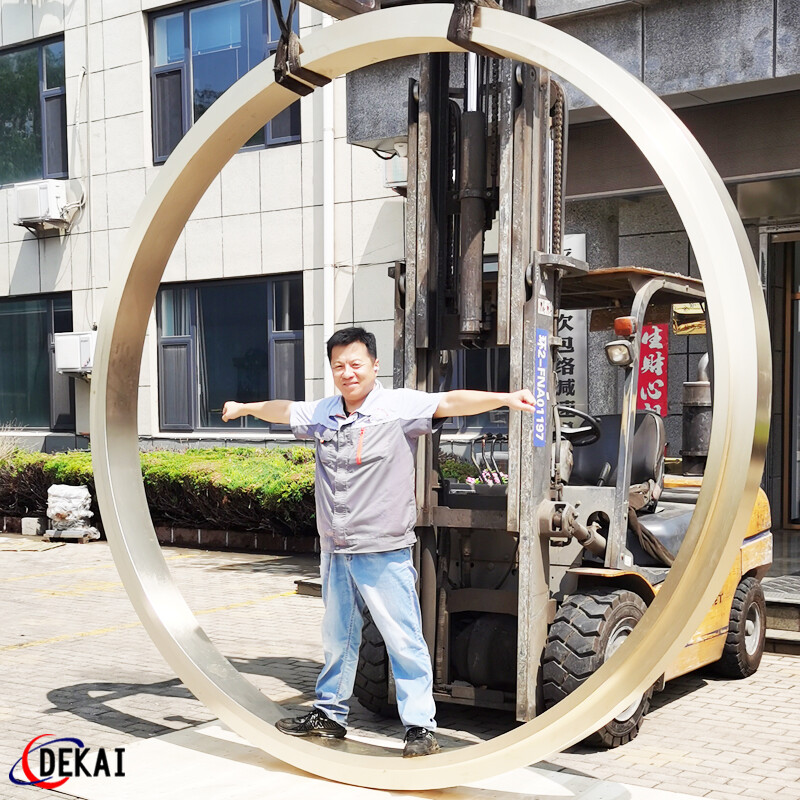 直径3.3米的蜗轮副