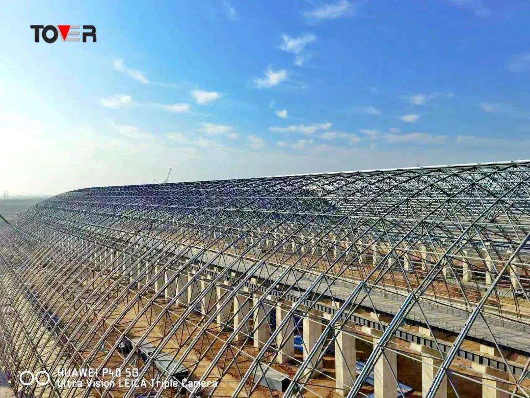 江苏金峰水泥集团有限公司全电机器人智能控制原材料输送项目石灰石堆棚网架工程