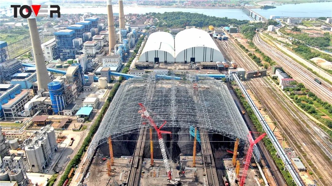 喜報(bào)！江西贛能豐城二期發(fā)電廠煤場(chǎng)全封閉改造工程預(yù)應(yīng)力管桁架順利合攏