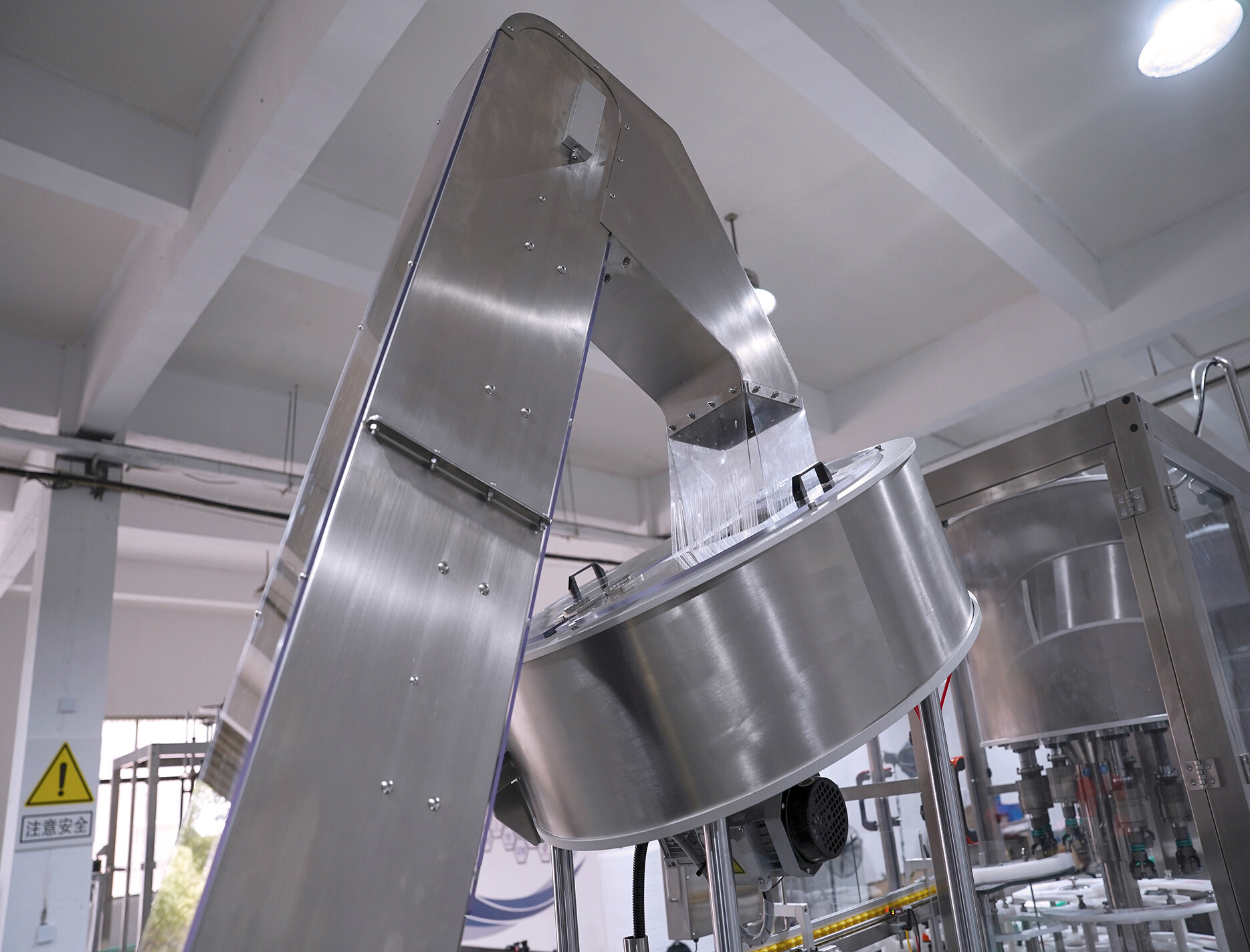 DSC00117旋转8头旋盖机 (9).JPG