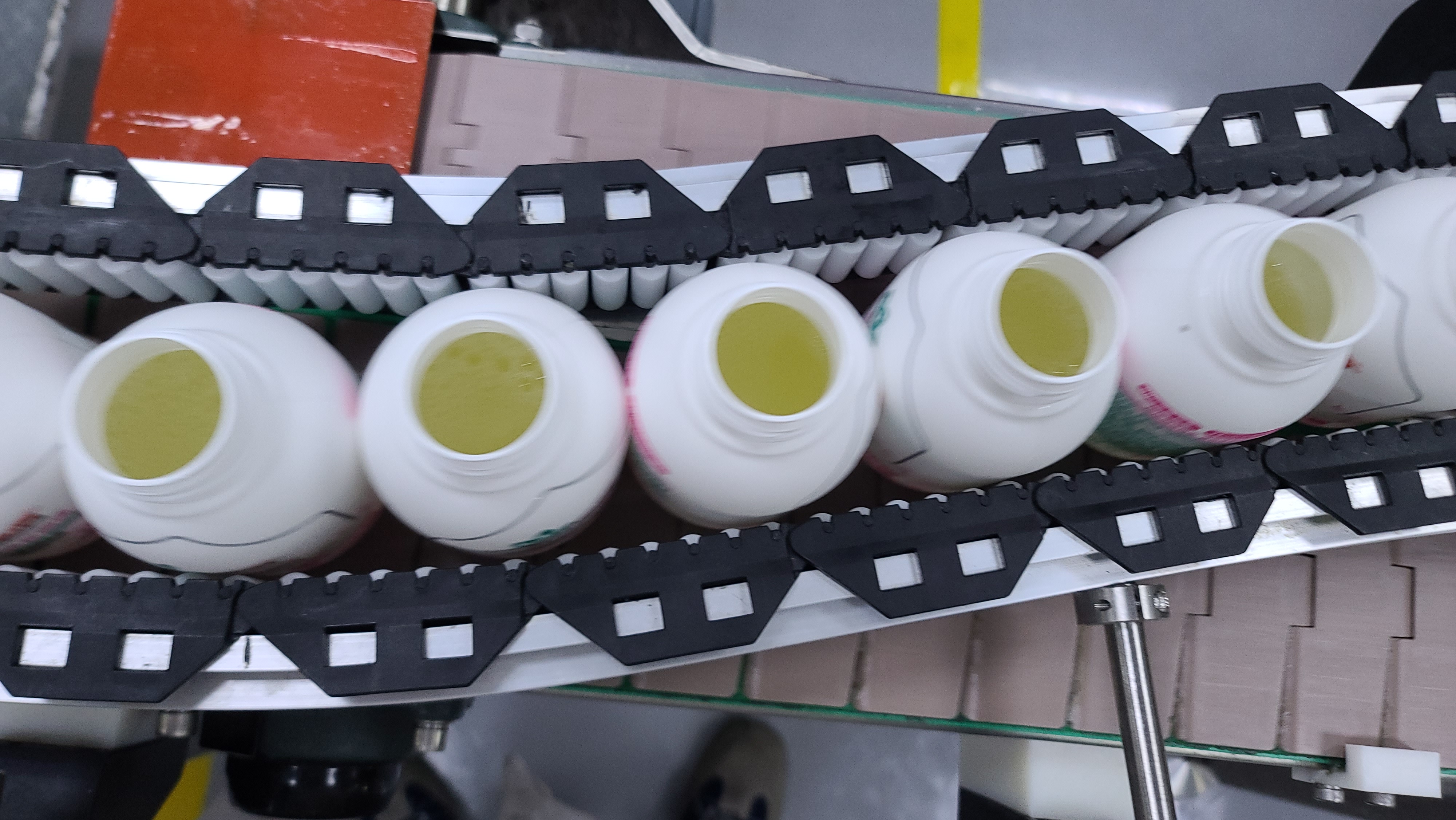 液体灌装线：高效生产线上如何确保灌装精度？