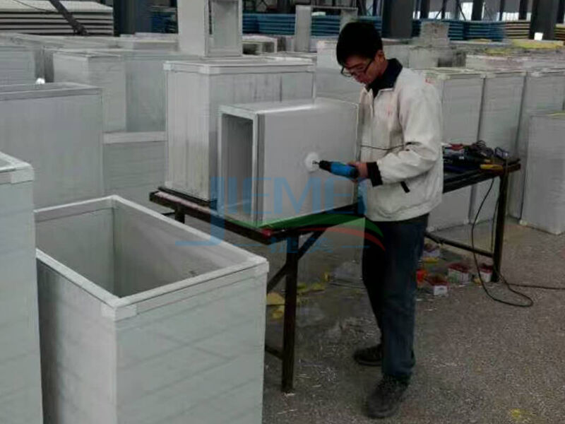 彩鋼風(fēng)管安裝現(xiàn)場