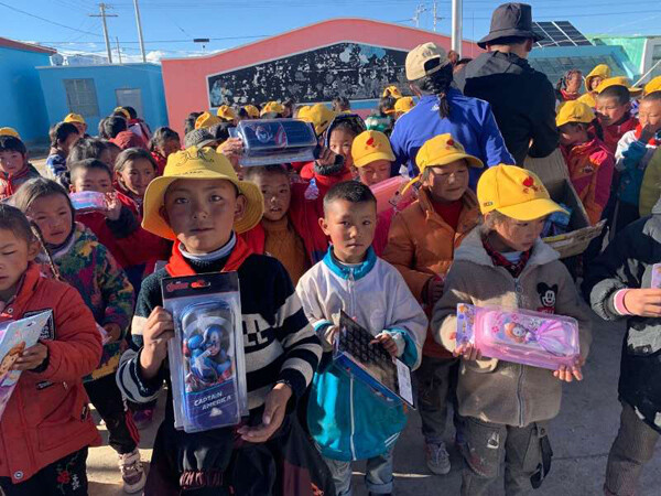 看着西藏阿里地区的孩子们都用上了新文具新书包，我们心里暖暖的！