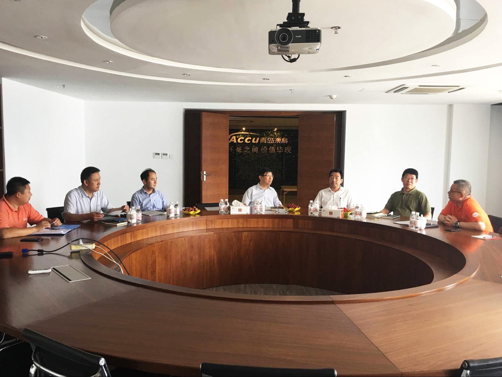 保税港区管委领导莅临澳科参观指导