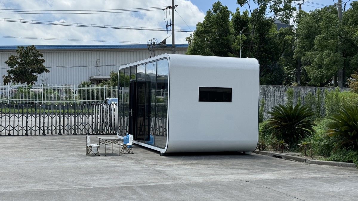 08.jpg 探索欣居宿定制苹果舱内部:科技与舒适的完美融合