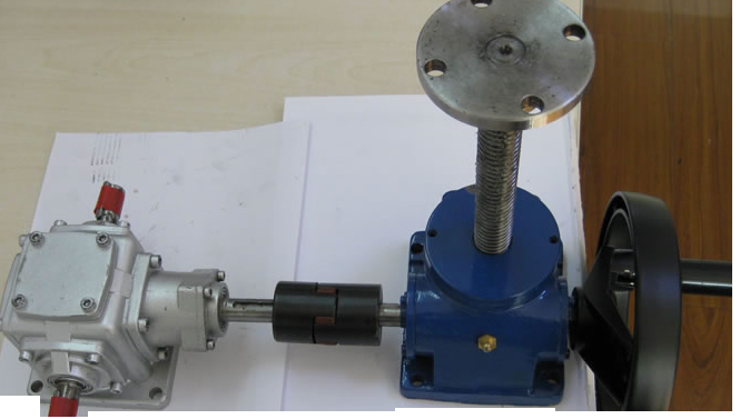 T系列轉(zhuǎn)向箱和絲桿升降機(jī)的組合