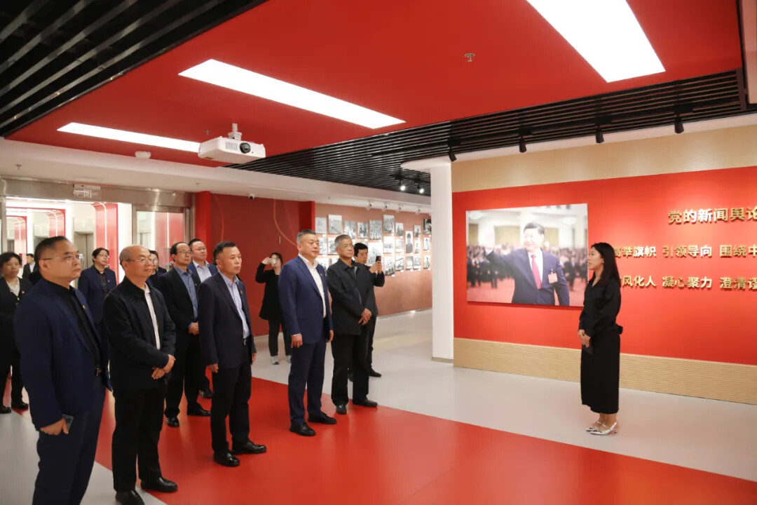 小鸭45周年庆—小鸭控股集团组织参加走进济南日报报业集团主题党日活动