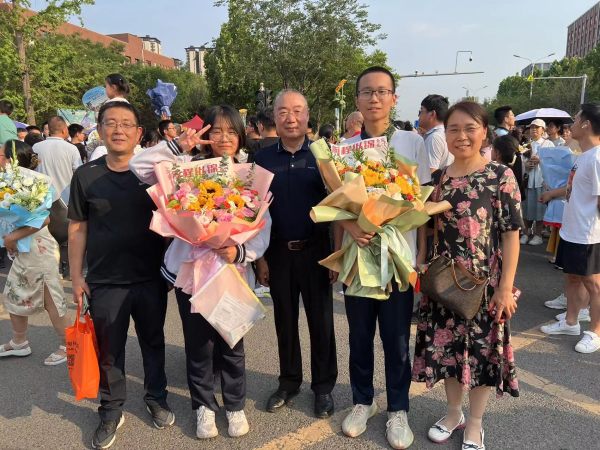 鲜花点亮梦想 企业暖心同行 | 小鸭控股集团开展职工子女高考慰问活动