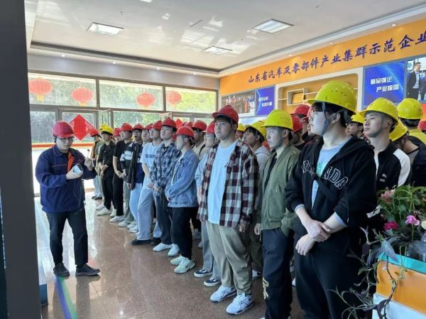 用产学研融合抒写创新之路 | 山建师生到小鸭精工车间参观学习