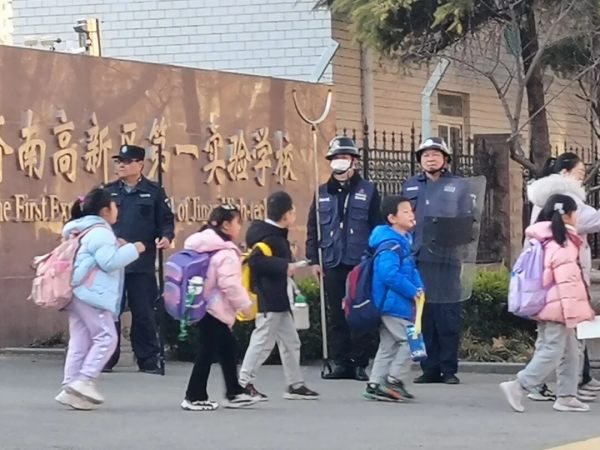 筑牢安全防线 尽显国企担当 | 小鸭泺安泉城白鹭义警队开展护学巡防执勤活动