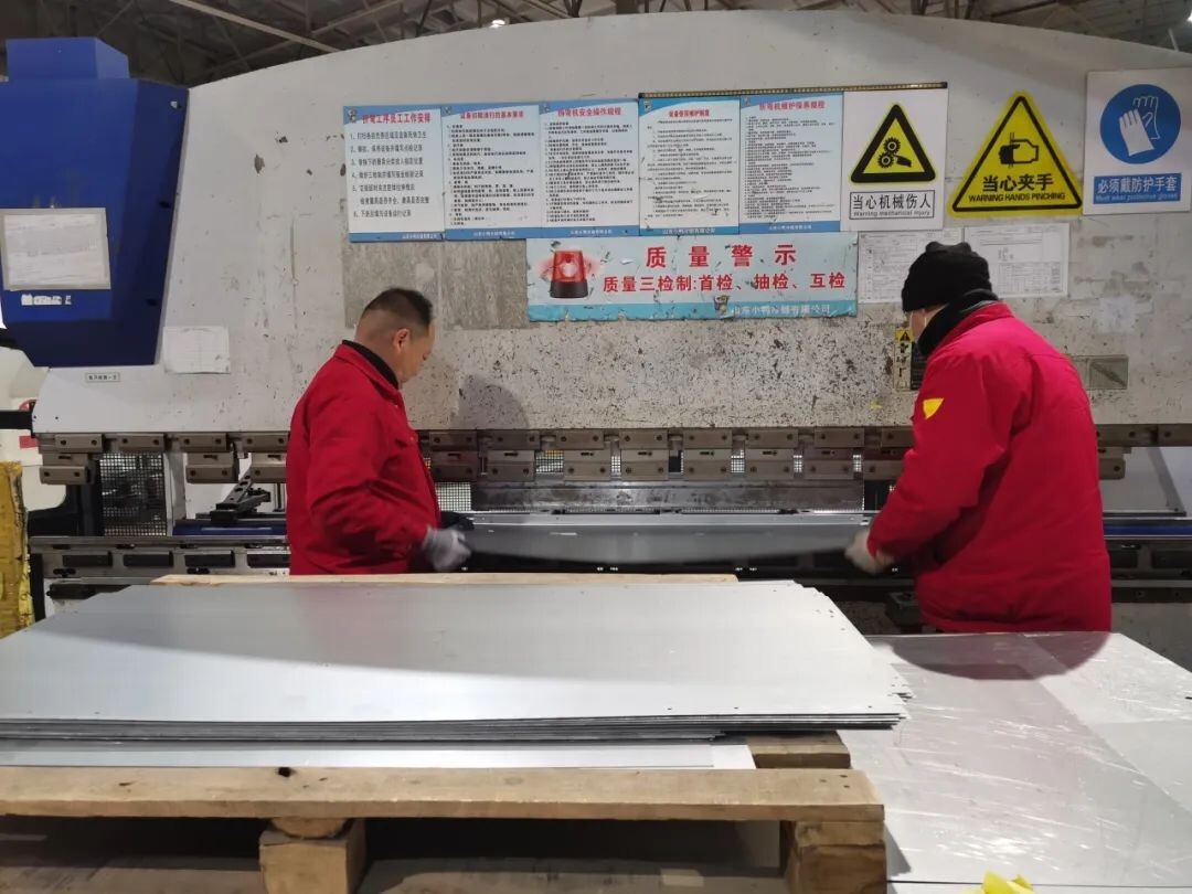 党员干部沉一线 党建引领备生产 | 小鸭冷链组织党员干部到生产一线现场帮扶