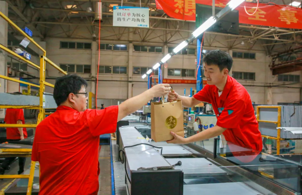 夏日送清凉·关爱沁人心 | 小鸭冷链开展2024年“夏送清凉”活动