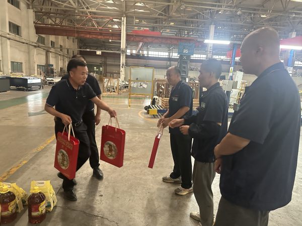 慰问暖人心，共筑温情梦 | 小鸭控股集团开展中秋走访慰问活动