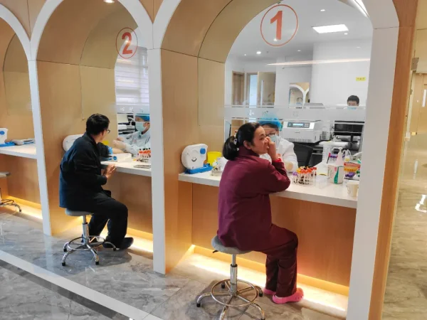 是什么让王阿姨如此执着？是多年来对小鸭洗衣机品质坚定不移的信赖，更是岁月沉淀下来的与小鸭洗衣机之间深厚的感情。    图片    在这漫长的岁月里，这台老洗衣机早已不再仅仅是一台冰冷的电器，它悄然融入了这个家的每一个日常，陪着王阿姨度过了一个又一个洗衣的清晨与黄昏，已然成为了这个家不可或缺的 “家人” 之一，承载着满满的亲情与温暖。    为了向小鸭品牌的忠实用户致以深深敬意与感激，集团党委委员、副总经理谢鹍携带一份沉甸甸的心意——最新款智能小鸭洗衣机，踏上了前往济宁的感恩之旅。    在王文华女士家中，