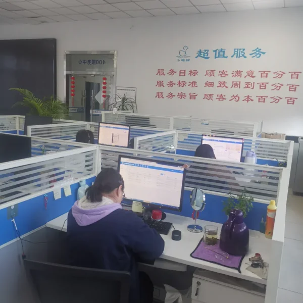 小鸭售后服务人员坚守岗位不打烊