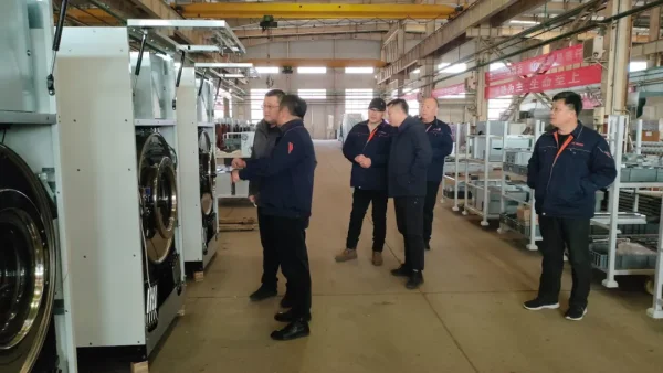 蓬莱开发区管委领导一行莅临小鸭洗涤设备公司走访慰问