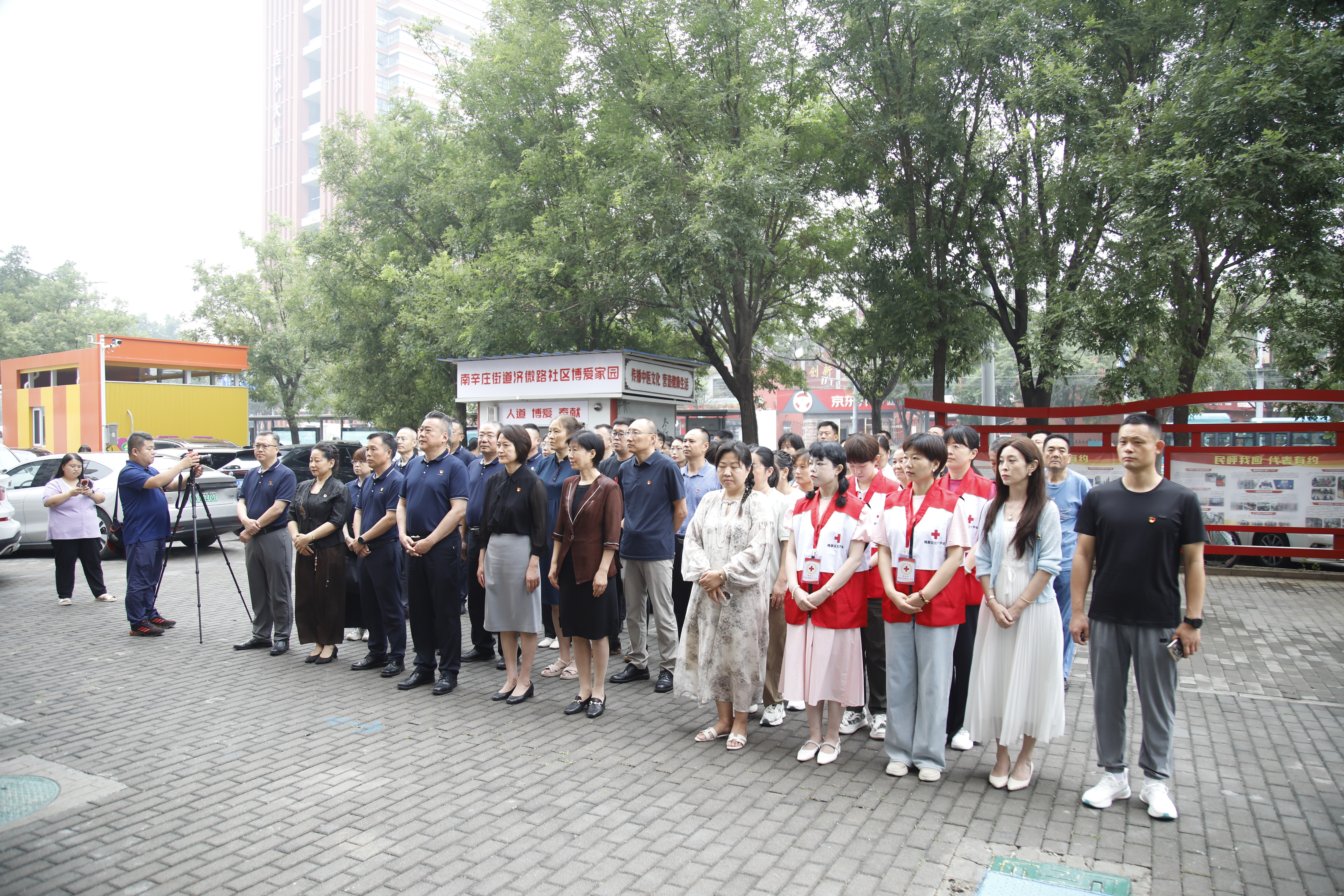 初心如炬耀泉城·党旗映红社区情——小鸭控股集团组织开展党员进社区活动