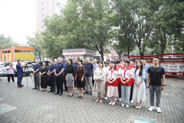 初心如炬耀泉城·党旗映红社区情——小鸭控股集团组织开展党员进社区活动