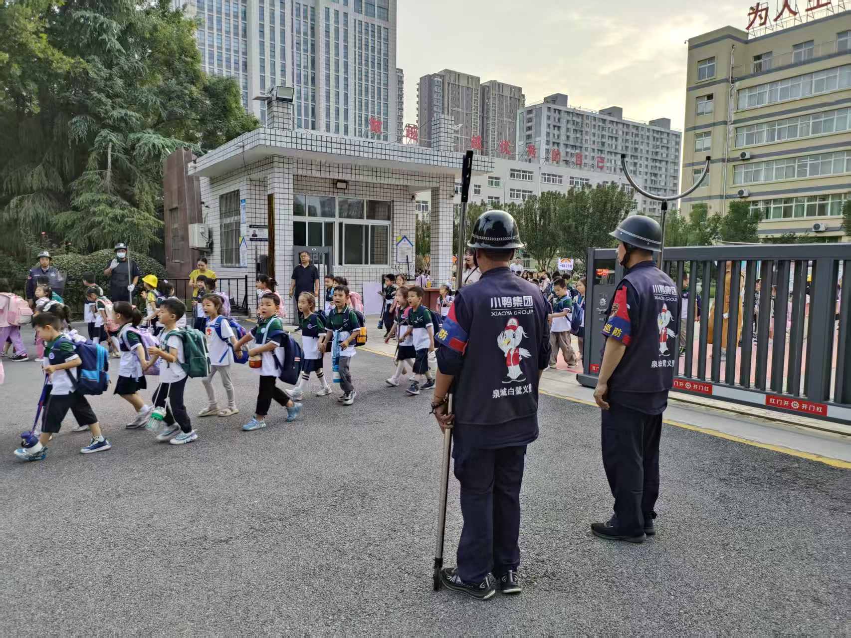 护航开学季丨小鸭集团泉城白鹭义警队开展护学巡访执勤活动
