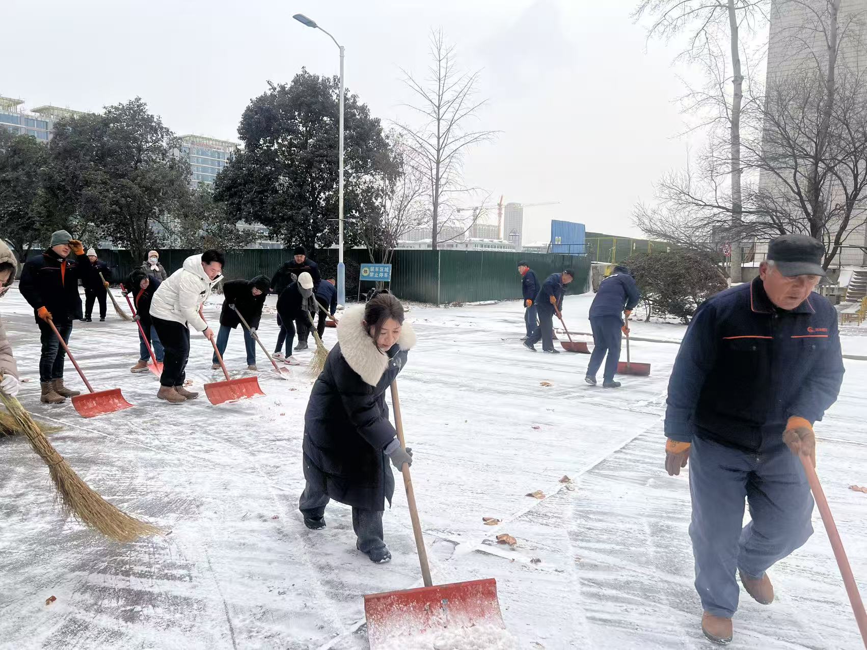 闻雪而动!小鸭打响扫雪除冰“攻坚战” 闻雪而动!小鸭打响扫雪除冰“攻坚战”