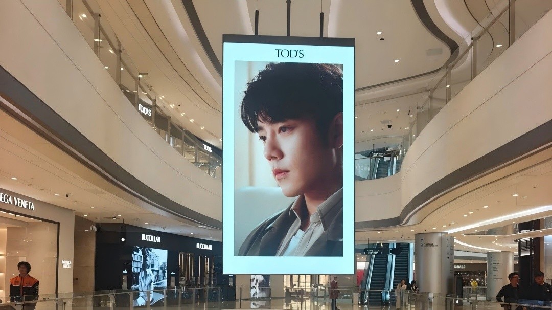 高端商场中庭吊装屏实拍✨_1_LED显示屏~鱼芋🐟_来自小红书网页版 2026 上海 LED 显示屏哪家靠谱?色彩还原的秘密:三基色与灰度等级的技术解读 >