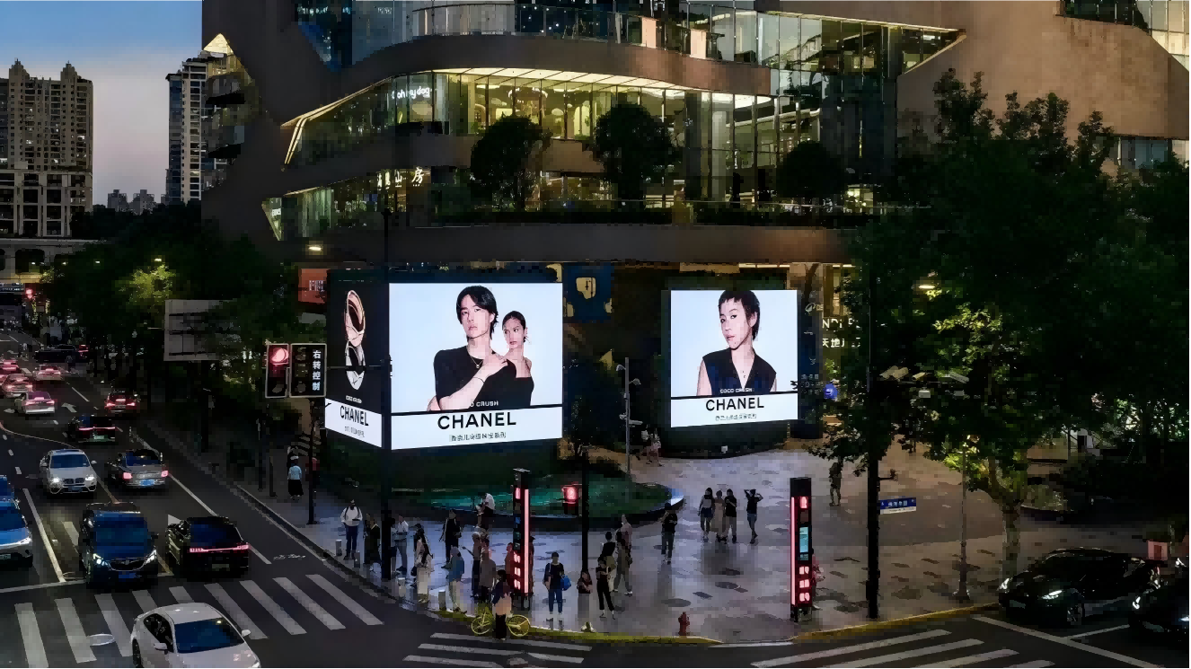 LED 显示屏与 LCD、投影的核心差异：为什么它成为户外显示首选