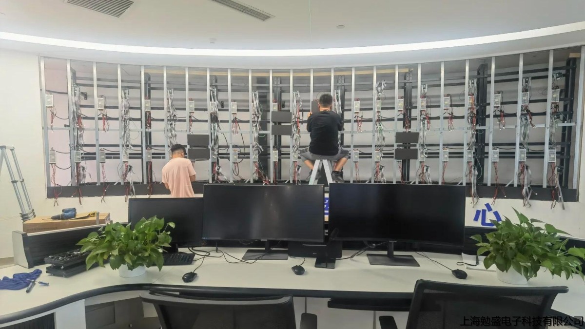 弧形屏小间距安装调试完成_2_魏世卓_来自小红书网页版 2026 上海 LED 屏口碑 TOP|软模组 LED 显示屏避坑指南:弧形、异形屏定制原理与应用场景