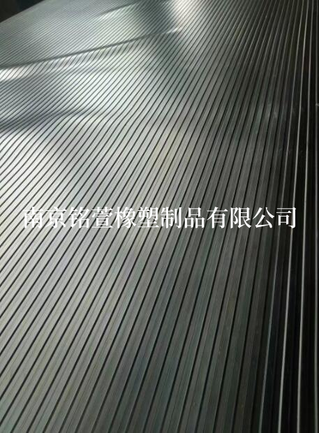 宽条纹橡胶板