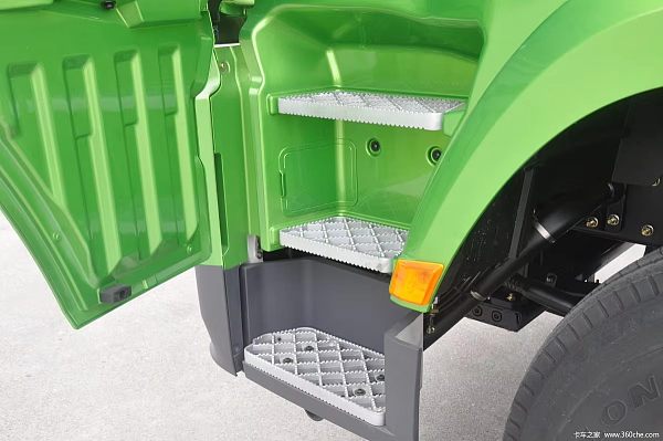 Shacman Tractor Truck (7)