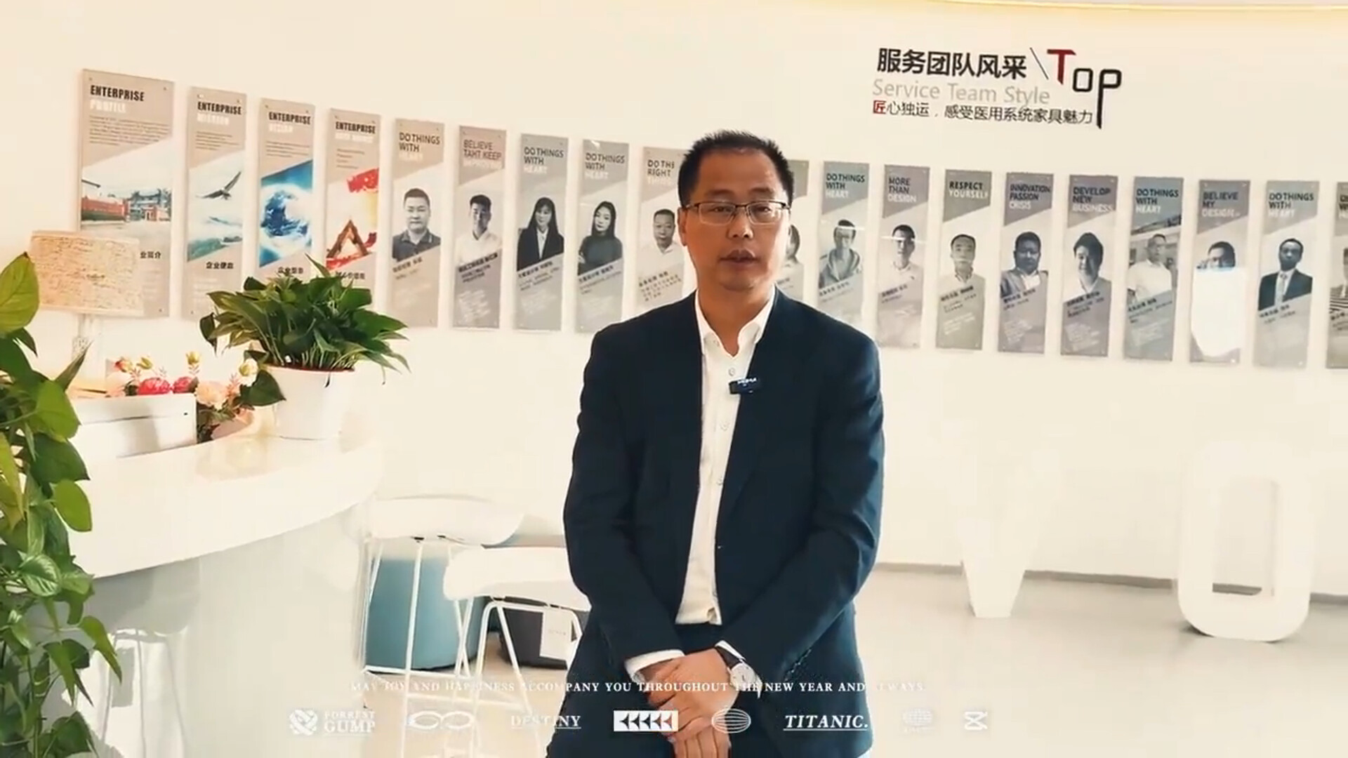 制造业企业主为自己的产品带言华燊家具罗董事长