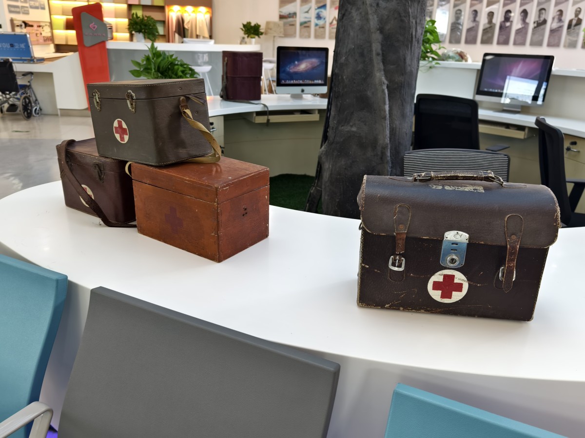 赤脚医生皮革医疗箱医药箱古董医药箱 赤脚医生皮革医疗箱医药箱古董医药箱