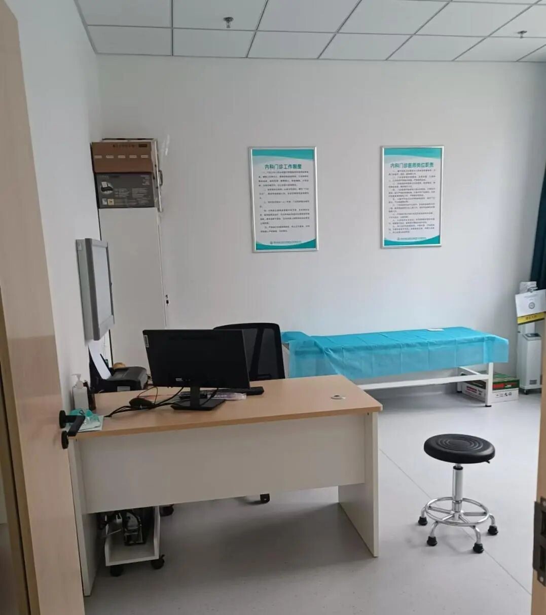 西安红会医院-全科诊室诊桌医生用办公桌 医用家具 医院柜子 西安红会医院-全科诊室诊桌医生用办公桌 医用家具 医院柜子