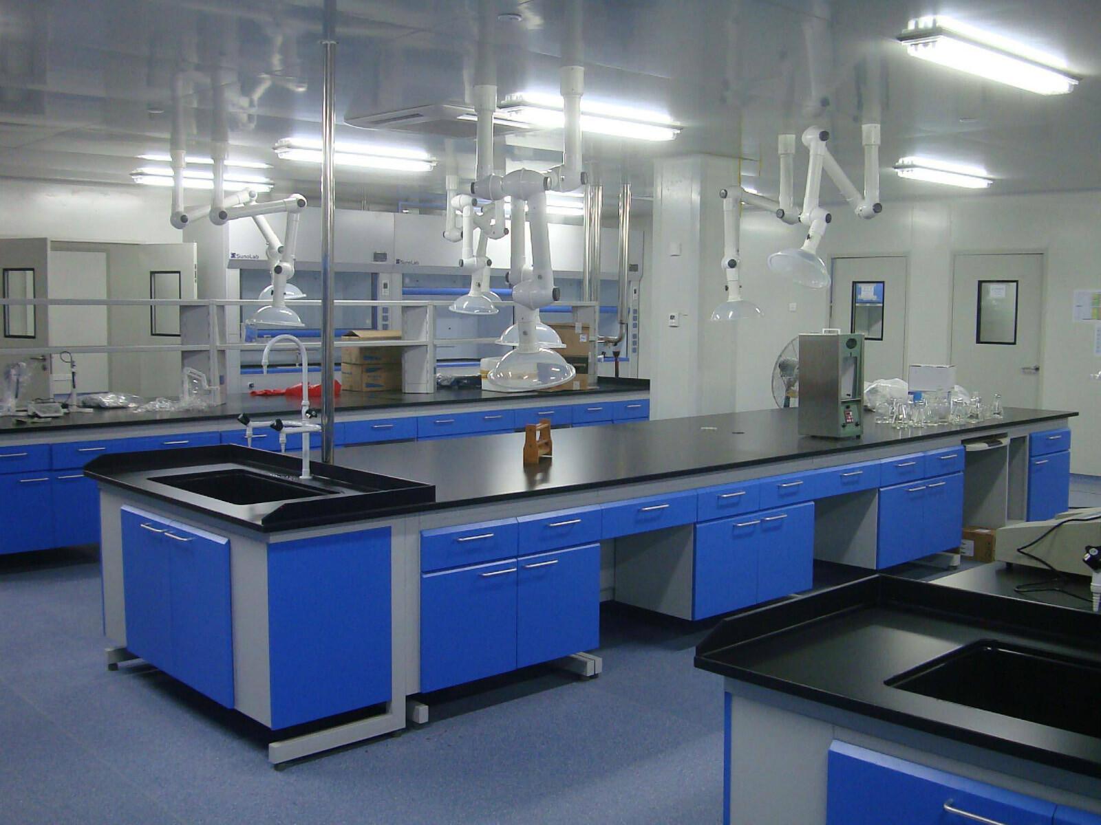 试验台：满足医院多样化实验需求的基础设备