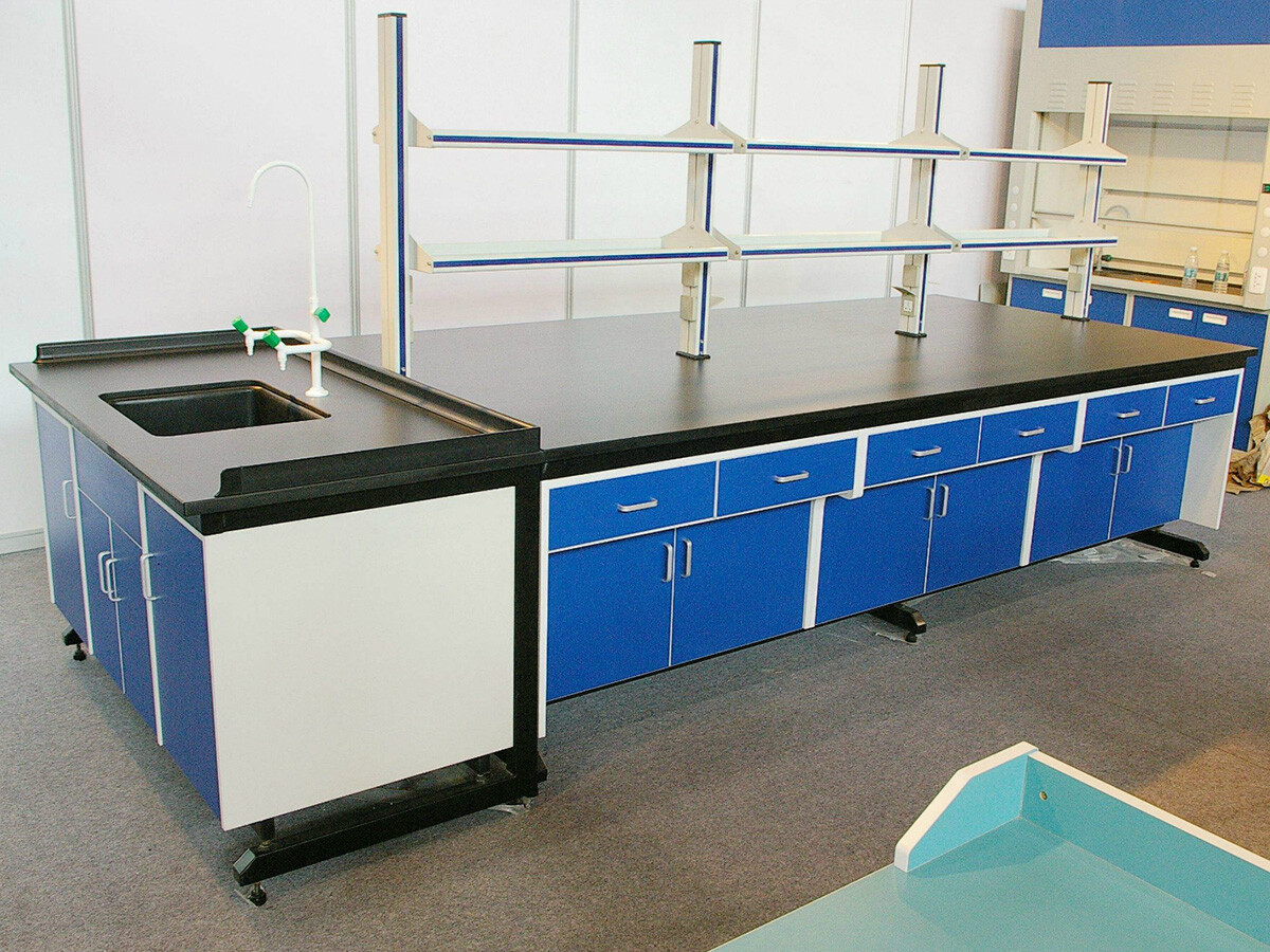 理化板台面-抗倍特台面-的实验室中央台配PP水槽柜.jpg 理化板台面-抗倍特台面-的实验室中央台配PP水槽柜.jpg