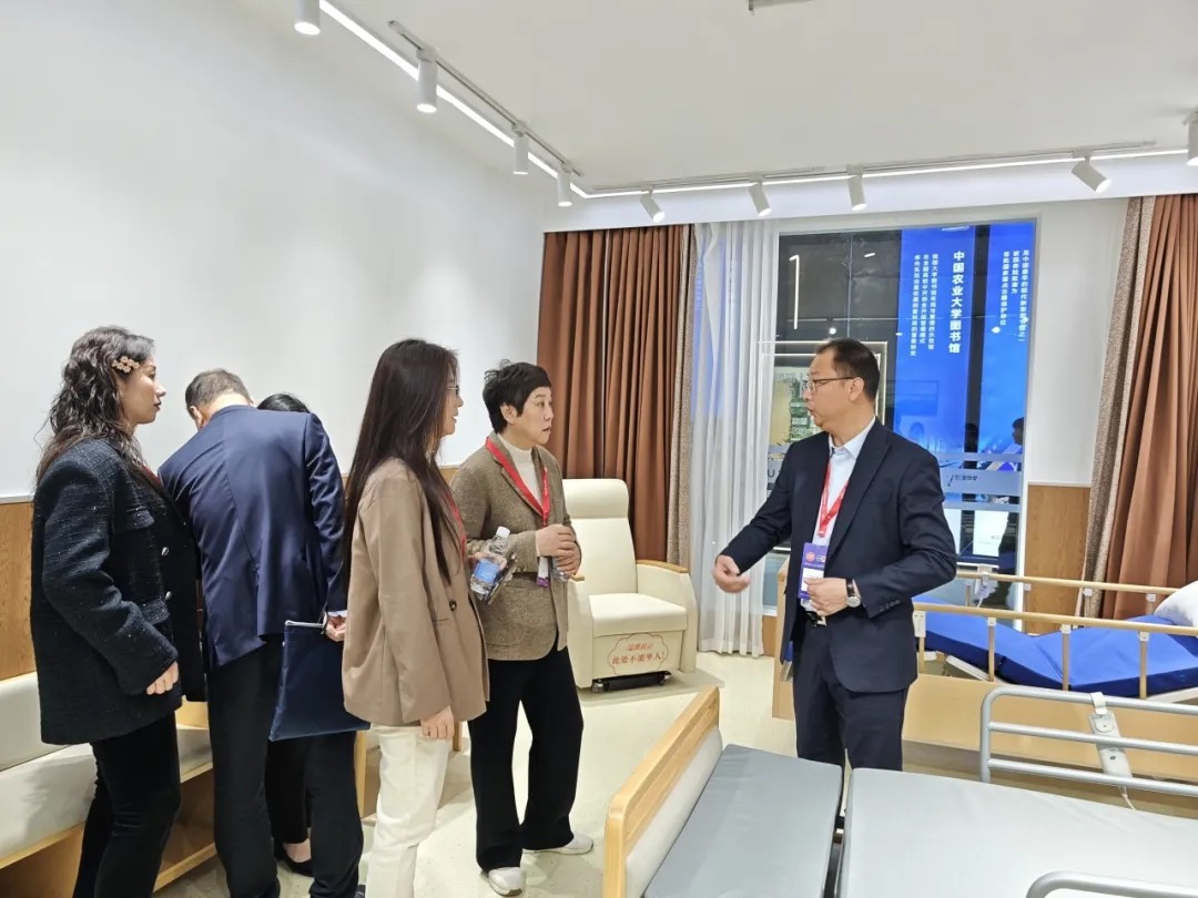 广州市家具协会秘书长陈允一行领导专程前来参观,华燊集团董事长罗董携集团副总经理成总热情接待 广州市家具协会秘书长陈允一行领导专程前来参观,华燊集团董事长罗董携集团副总经理成总热情接待