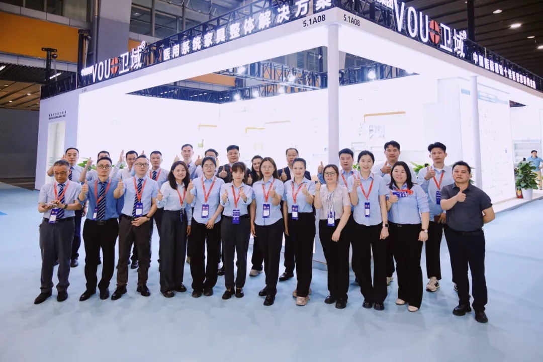 广东华燊实业有限公司销售团队在国际家具展会上集体合影 广东华燊实业有限公司销售团队在国际家具展会上集体合影