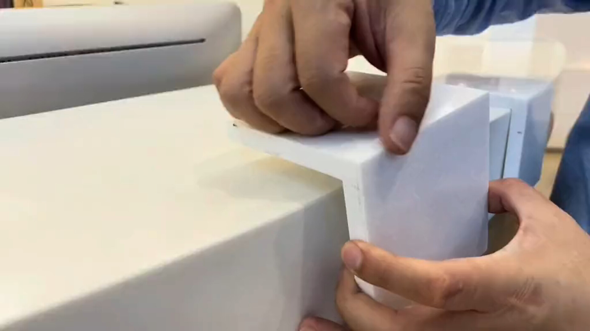 复合亚克力人造石 vs 石英石：7大维度对比测评，装修选材必看指南