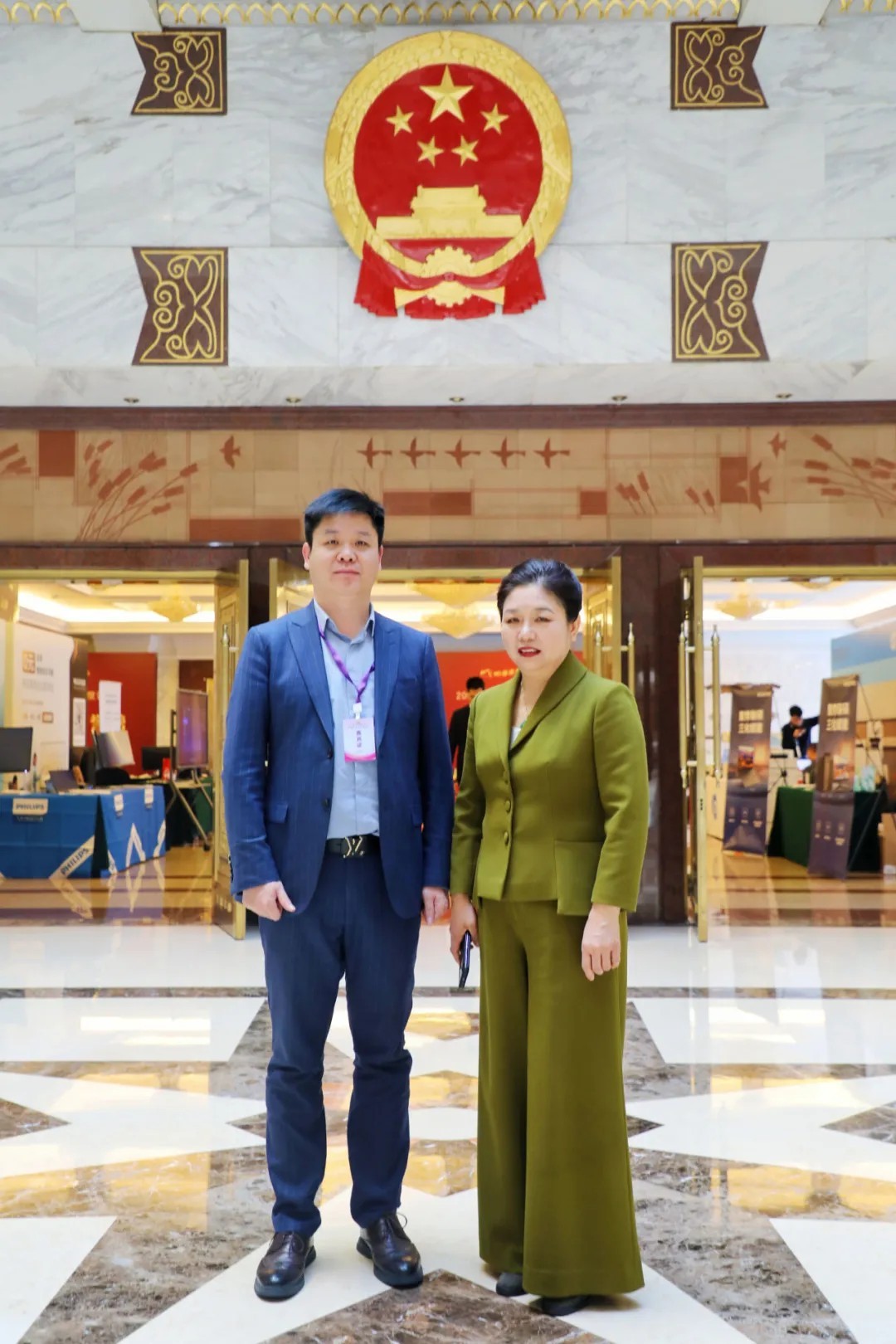 副总经理成涛与政府采购信息报社社长、高级编辑刘亚利合影