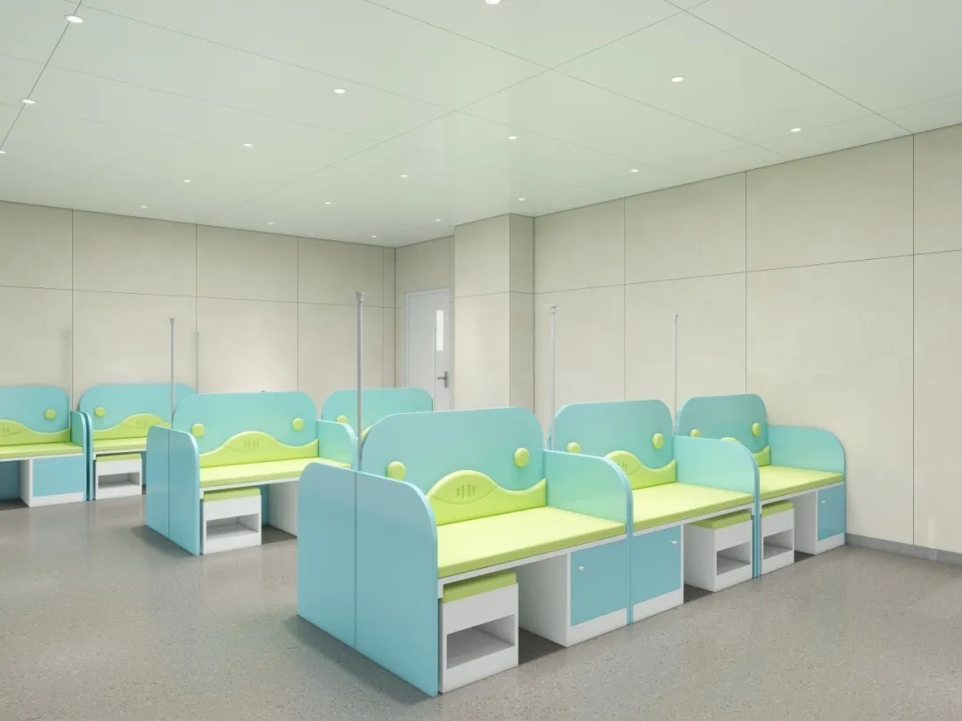 儿童输液区则采用了色彩鲜艳、造型可爱的输液床，