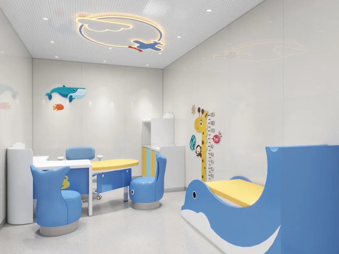 儿科诊室充分考虑儿童心理，在家具配置上独具匠心。将卡通元素融入到医用家具中，营造童趣氛围