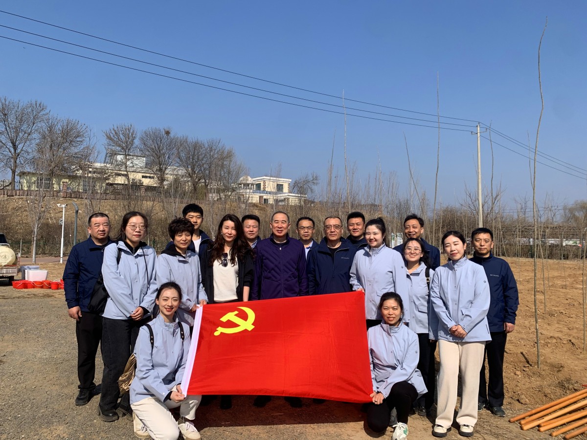 置业公司植树活动.jpg 置业公司植树活动.jpg