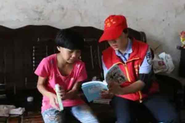 留守儿童公益：“恐龙”伴我行，上学路上不寂寞