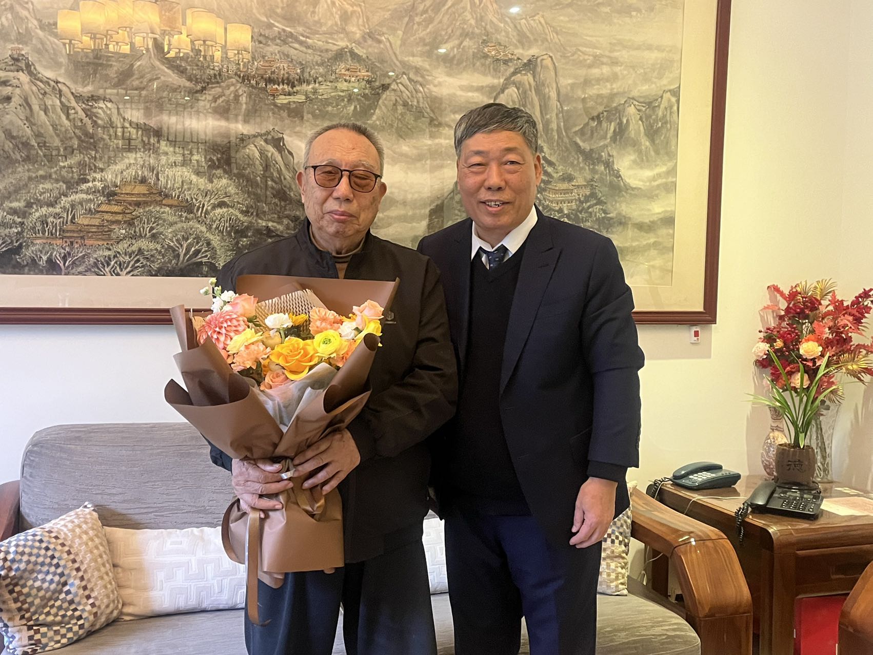 黄河缘公益基金会发起人张红武教授两会后奔赴郑州，携手亢崇仁共启“日行一善”新篇章