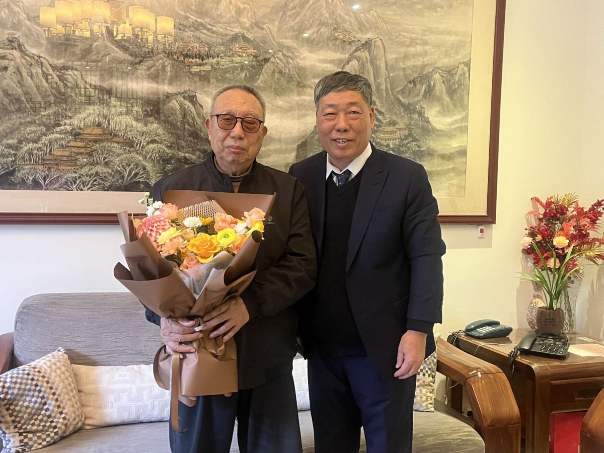 黄河缘公益基金会发起人张红武教授两会后奔赴郑州，携手亢崇仁共启“日行一善”新篇章