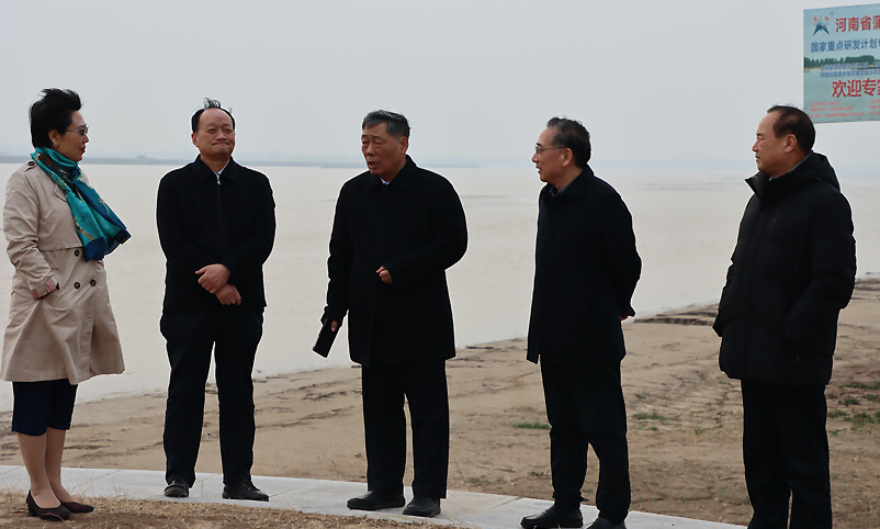 文捷理事长带领基金会成员在山东省东明县长兴集辛店集控导工程拜望黄河