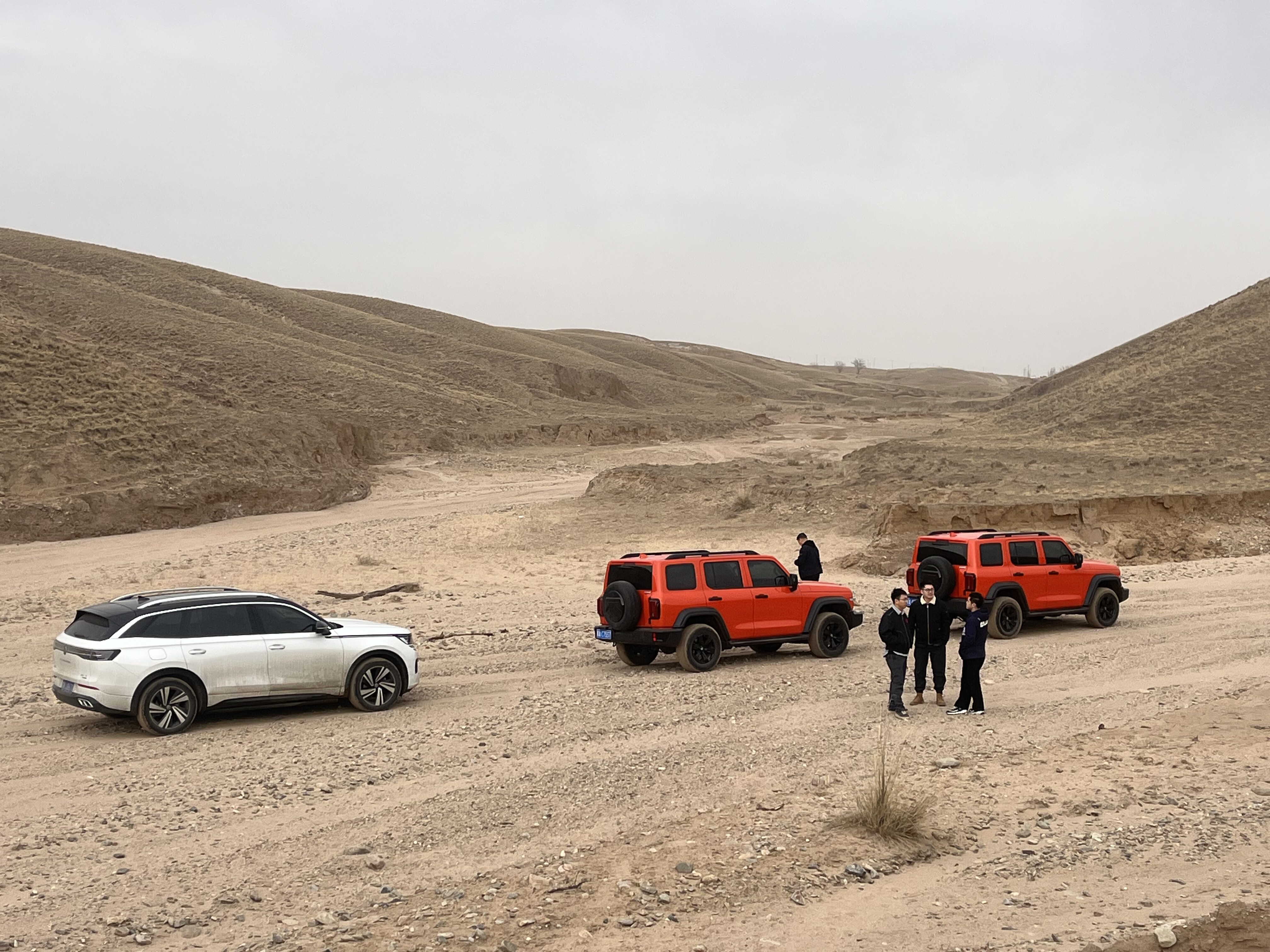 课题组工作人员，在鄂尔多斯罕台川支流新技术郝家渠淤地坝示范工程坝址